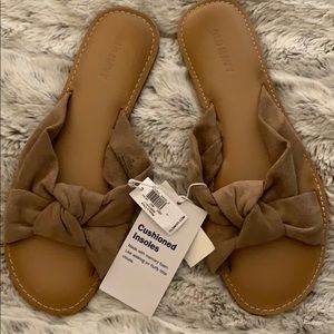 NWT Old Navy Slides SZ 7💛